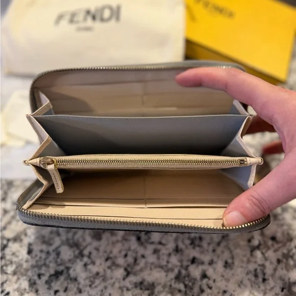 🔥Authentic Fendi Pink & Gray Monster Wallet – Excellent Condition – Full Set🔥 - Picture 3 of 6